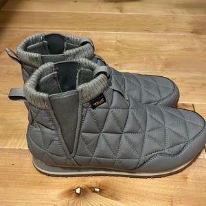 Teva slip on boots/mid